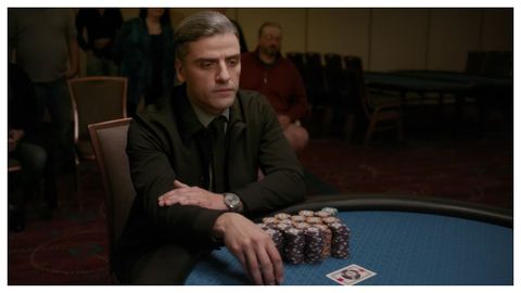 Oscar Isaac viste al protagonista de �El contador de cartas� con una precisi�n de palmar�s.