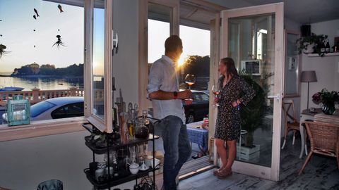 Juega el sol al escondite con el bosque de la isla de Cortegada. Sus �ltimas luces van ti�endo de ocres, rojos y burdeos el mar de Carril y sus reflejos se cuelan, hirientes, a trav�s de los ventanales del Augamare. Hay algo de tel�rico en la contemplaci�n de este instante. Para que el gozo sea pleno nos proponen disfrutarlo con un rosado del Saln�s, Os Dunares, 100% ca��o, elaborado por An�nimas Viticultoras. Y a modo de sustento sufieren una tosta de sardina ahumada o una empanada de ma�z con mejillones y algas frescas