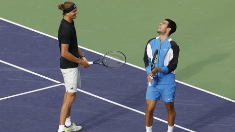 Zverev y Alcaraz bromean durante el parn de dos horas del partido en Indian Wells, por una invasin de abejas