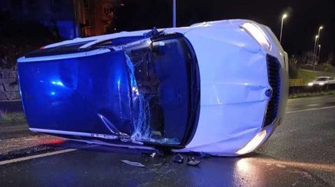 El veh�culo siniestrado qued� volcado lateralmente sobre la calzada del tramo final de la autopista, en Santa Mari�a.