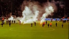 El lanzamiento de bengalas obliga a suspender el partido