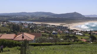 Panormica de Valdovio, con las olas del Atlntico y la laguna de A Frouxeira.