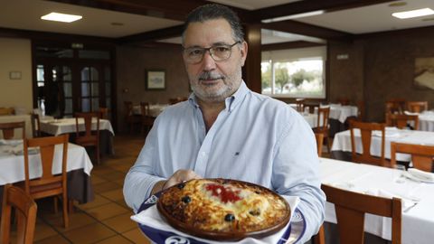 Antonio, con el clsico bacalao gratinado de Os Caracoles