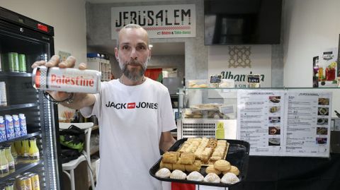 Nader muestra en Jerusalem una selecci�n de sus dulces �rabes y la bebida que de fondo social que venden en Casas Reais y distribuyen tambi�n a nivel gallego, Palestine Drinks. Explica que entre su clientela hay mucho vecino de Santiago y, ahora que empez� la temporada alta del Camino, cada vez m�s peregrinos. Ambos agradecen que contribuya a la oferta vegana,y sin gluten de la ciudad.