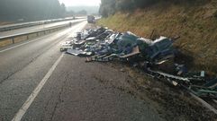 Un cami�n articulado pierde su carga en la A-6