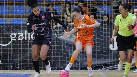 Sandra Pumares pisa el bal&oacute;n ante la presi&oacute;n de la portuguesa del Castro Bloques Cando Jenny.