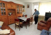 Jes�s Garc�a, en el piso que vende en Vilanova, donde ayer recibi� a los primeros posibles compradores. 