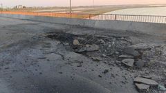 Imagen cedida por la Gobernaci�n de Jers�n que muestra los da�os provocados en uno de los puentes que unen Crimea con esta regi�n por bombardeos ucranianos
