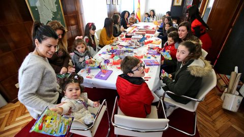 Hijos de funcionarias en el concello de Mos