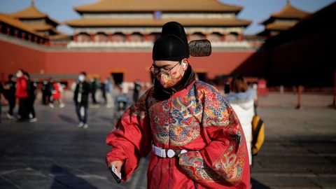 Un hombre vestido con ropas tradicionales chinas, en la Ciudad Prohibida de Pek�n