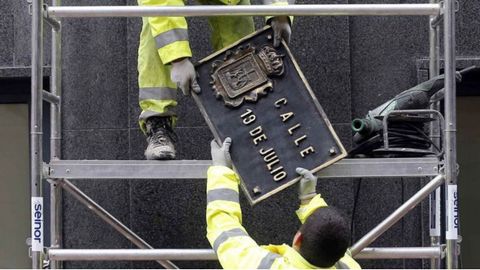 Cambio de la placa de la calle 19 de julio