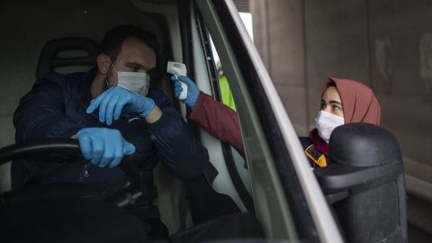 Desde el sbado 4 de abril, todos los ciudadanos turcos que salen a la calle deben hacerlo con mascarilla