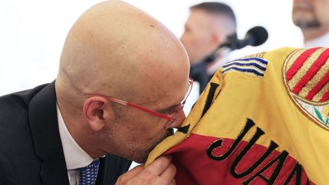 En el acto juraron la bandera varios residentes en Colombia
