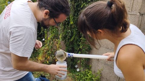 En la imagen, Yashmina Barciela y Alejando Polina, de la UVigo, haciendo muestreos en Arcade