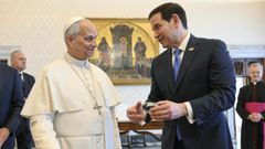 Marco Rubio y el papa durante su reuni&oacute;n en el Vaticano.