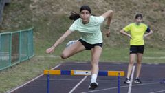 Iria Solera, en un entrenamiento con las vallas