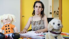 Corina, leyendo braille en la sede de la ONCE de Ourense