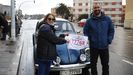 Rodrigo con su madre, Mar, y el coche a cuya matrícula deben el cuarto premio