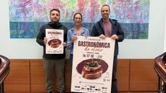 La concejala, junto a Pablo Collada y Jos� Fern�ndez, de la empresa Kumai