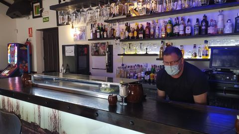 Manuel Galindo, el �nico hostelero que mantiene abierto su bar en el municipio confinado m�s peque�o de Espa�a, ubicado en Valladolid 