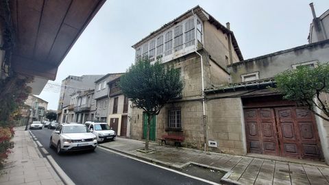 La casa de silera, con galera y forja en los balcones, tiene el nmero 27 de la calle Abeledos