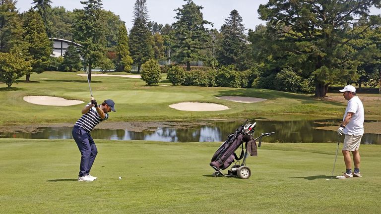 Andr�s Freire golpea la bola durante la primera edici�n del torneo de golf Santiago Rey Fern�ndez-Latorre