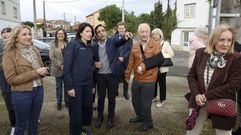 El alcalde mostr a la conselleira la parcela del campo de ftbol, entre representantes vecinales.