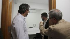 El conselleiro de Xustiza, Diego Calvo, y el delegado de la Xunta, Pablo Fern�ndez, escuchan las explicaciones del presidente de los tribunales de instancia de Pontevedra, Miguel Aramburu, sobre una sala del juzgado de guardia de Pontevedra