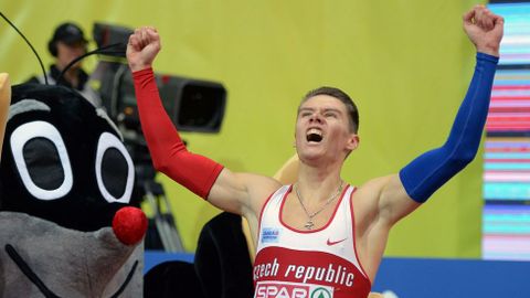 Pavel Maslak de la República Checa, vencedor de los 400 metros.