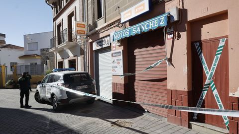 Vivienda donde tuvieron lugar los hechos, con el taller de motos en el bajo que regenta la v�ctima