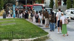 Universitarios haciendo cola en la parada de San Pedro de Mezonzo para coger el bus de la UDC