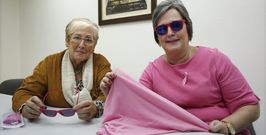 Rosa Cordero (izq) y Mercedes Vidal (dcha) comparten experiencias, pero les separan cuatro a�os de vida tras la operaci�n. 