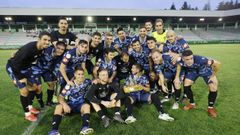 El Racing posa con el trofeo de campeón tras vencer al Compostela en la edición del 2022