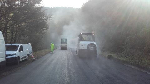 Una de las ltimas obras de mejora en la carretera OU-212 en Avin