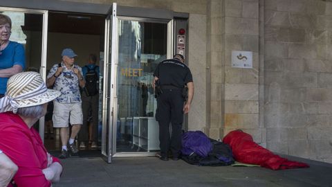 Dos personas durmieron hasta mediodía en la puerta del Museo das Peregrinacións ante la estupefacta mirada de turistas y vecinos