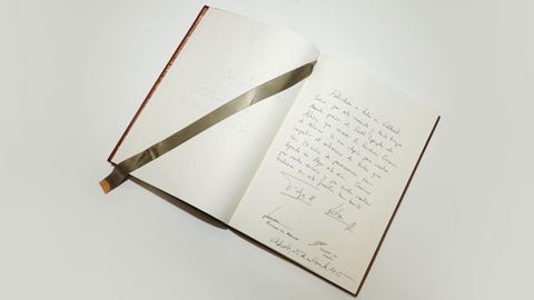 Dedicatoria y firma del Felipe VI en el libro de honor del Ayuntamiento de Siero