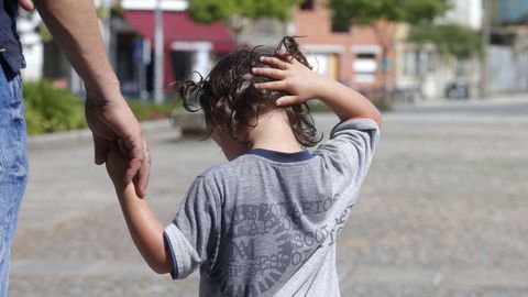 Una ni&ntilde;a, al sol en Monforte la semana pasada.