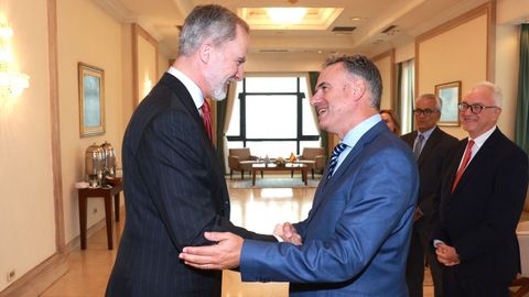 El rey Felipe VI saluda al presidente electo de Uruguay, Yamand Orsi, antes de su toma de posesin