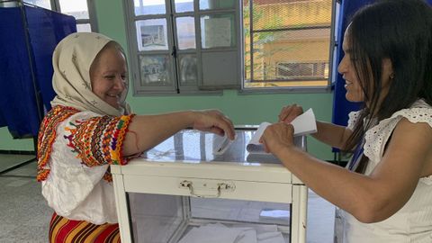 Mujeres vestidas con trajes tradicionales cabiles votan en las elecciones presidenciales de este sbado en Argelia.