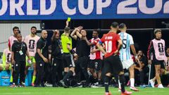 Hossam Hassan es amonestado por protestar en el partido entre Argentina y Egipto.
