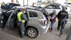 Agentes finlandeses revisan un veh�culo procedente de Rusia en la frontera
