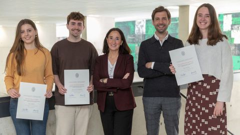 Beatriz (izquierda) junto a dos compañeros que obtuvieron el premio final en otras especialidades y dos profesores