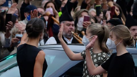 Letizia y sus hijas saludan al pblico reunido en el exterior del Campoamor