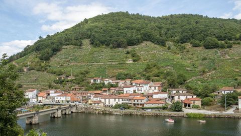 Otra vista de Belesar y su puente sobre el Mio