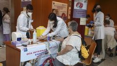 Enfermeros toman la tensi�n en el Cl�nico de Santiago por el d�a internacional de la enfermer�a en foto de archivo