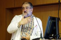 El neur�logo Javier L�pez durante su intervenci�n para las familias, ayer en el Cl�nico. 