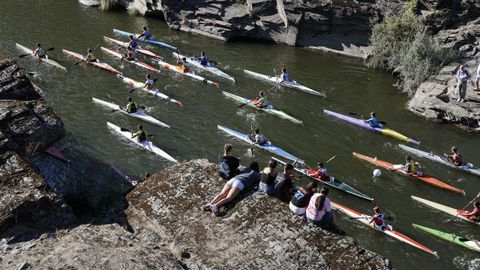 Fiesta de la piragua en el Sil.M�s de trescientos participantes y numerosos p�blico disfrutaron del descenso internacional