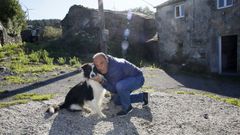 Ces�reo, con su perro Tif�n, en la aldea de Paredes, donde tiene casas y 70 hect�reas de pasto
