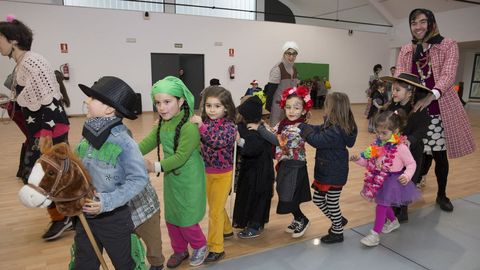 El CRA Ponte da Pedra (Carballo) celebra su entroido en el mercado