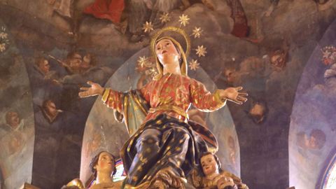 La Asunción que corona el remate del tabernáculo del altar mayor de la Catedral de Lugo